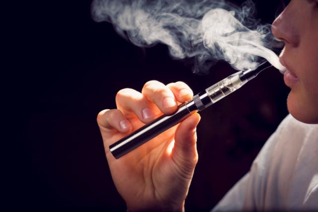 Oprez: Elektronske cigarete i te kako štete zdravlju